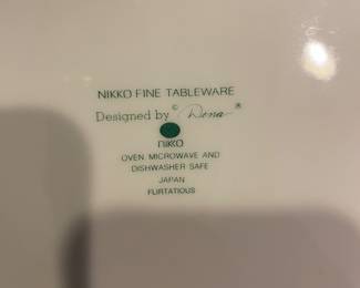 Nikko "Flirtatious" dinner plates set