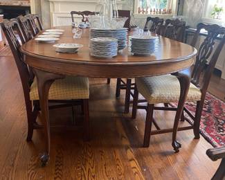 Vintage round to oval dining table