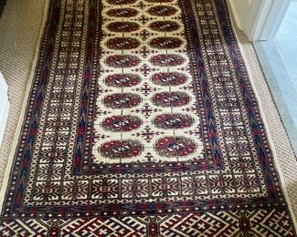 Oriental area rug - approx 3' x 5'