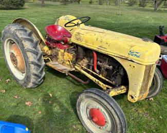 1950's Ford tractor with working hydraulics and many optional attachments 