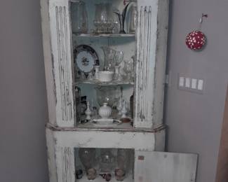 Country Corner Hutch Cabinet With 3 Shelves & A 1 Door Cabinet
