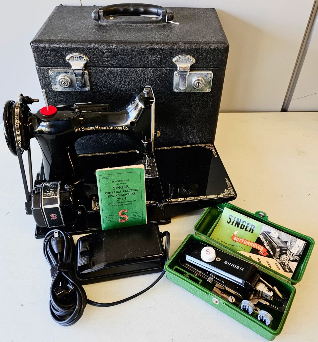 Vintage SINGER Featherweight sewing machine 221-1. With carry case & accessories.