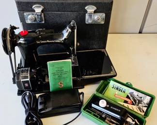 Vintage SINGER Featherweight sewing machine 221-1. With carry case & accessories.