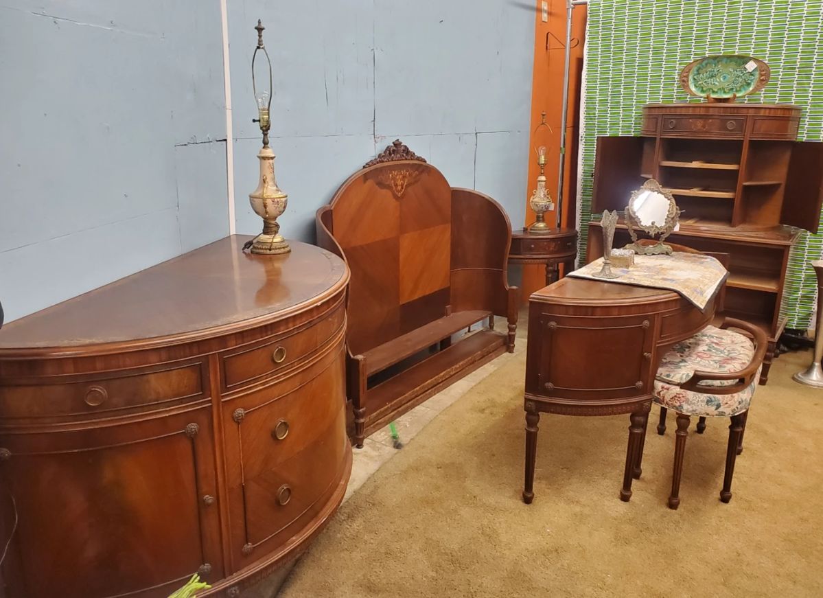 Vintage Water 8 piece Bedroom Set from the 30's.