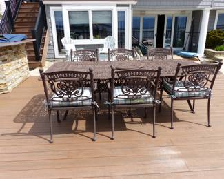 Beautiful outdoor table with 6 chairs & umbrella