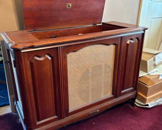 Vintage console RCA Victor radio/record player 