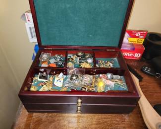 Assorted men's and women's jewelry 