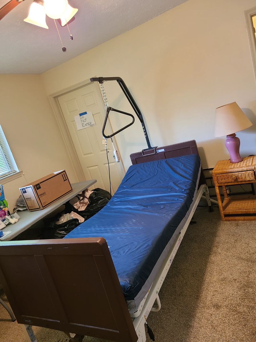 Like NEW Invacare G5510 Full Electric with accessories.