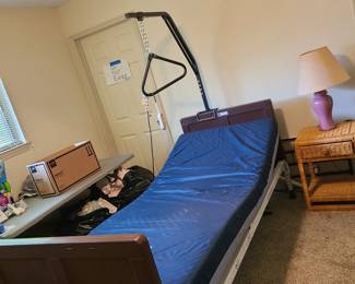 Like NEW Invacare G5510 Full Electric with accessories.