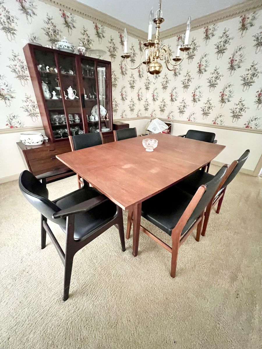 Donna Davis Estate Sale LLC Great Dunwoody... starts on 4/25/2024