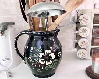 Kitchen utensils in décorative jug 