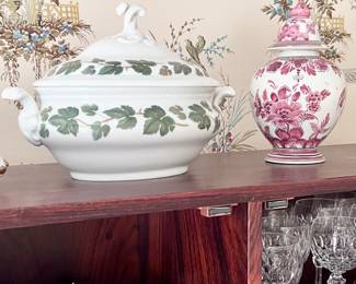 Tureen w/china accessories