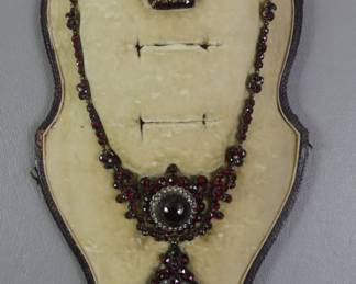 Fine Bohemian garnet and gold necklace