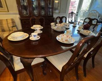 Lovely Crescent Co Dining Room Table w/ Chairs