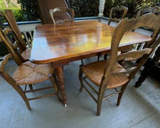 Beautiful Vintage Table w/ 6  French Rush Bottom Seat Chairs