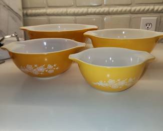 Pyrex bowls, same one as last picture
