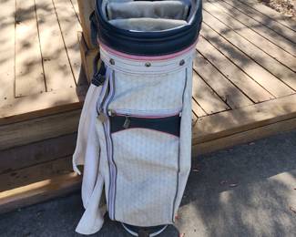 Golf club bag goes with golf clubs