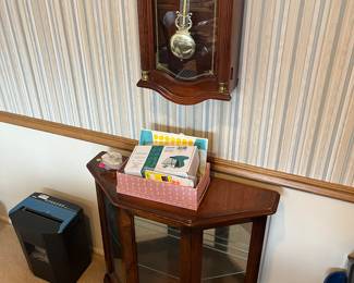 Nice small curio. Very nice clock. 