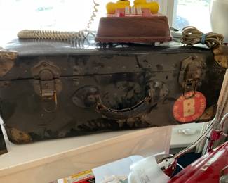 ANTIQUE LUGGAGE.   SO -  COOL