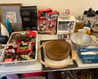 MISCELLANEOUS HOLIDAY COLLECTIBLES 