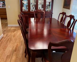  Thomasville Dining Room Set Martinique Table, 8 chairs, leafs and stunning Impressions china cabinet. Beautiful condition!
