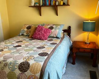 Queen size bed, bedspread, linens and decor!