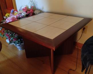 Set of two corner end tables