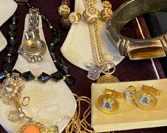 Assorted jewelry
