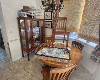 Room view - Oak pedestal table + 4 chairs, costume jewelry