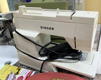 SINGER SEWING MACHINE