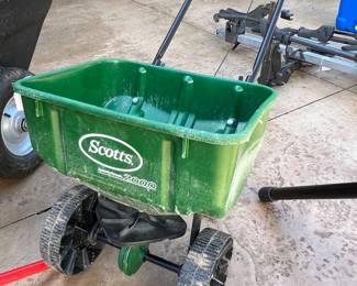 SCOTTS FERTILIZER SPREADER