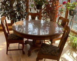 Tiger stripe oak table with 7 chairs with leaves