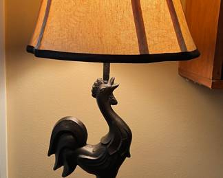 Metal rooster table lamp