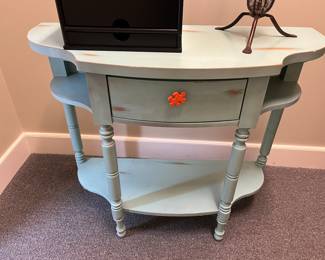 Broyhill foyer table 