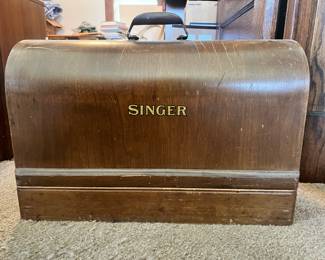 Antique Vintage Singer Sewing Machine with Lock Wood Box and Original Key 