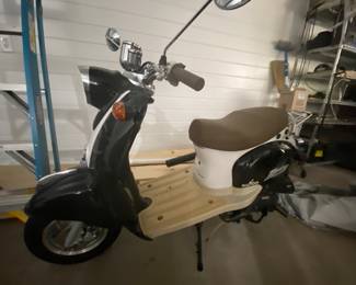 Retro Italian Scooter. Super good condition. Less than one tank of gas since new. 