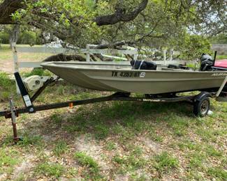 17 foot fishing boat with trailer. Texas registered and tagged. 