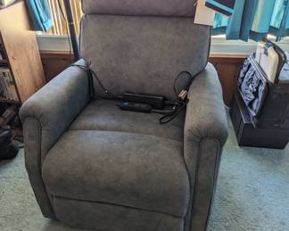 Flex steel upholstered lift armchair 