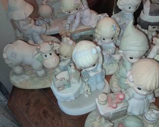 HUNDREDS Of Precious Moments Figurines