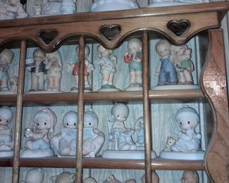 HUNDREDS Of Precious Moments Figurines