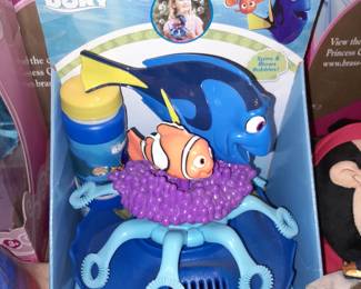 BRAND NEW Disney Finding Dory Spinning Bubble Machine