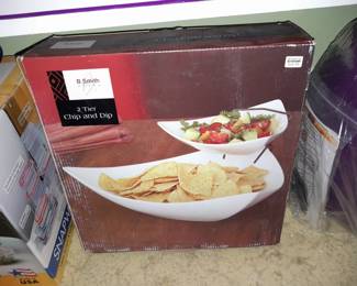 BRAND NEW 2 Tier Chip & Dip Set