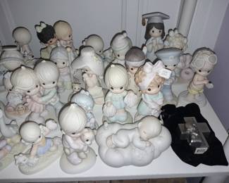 HUNDREDS Of Precious Moments Figurines