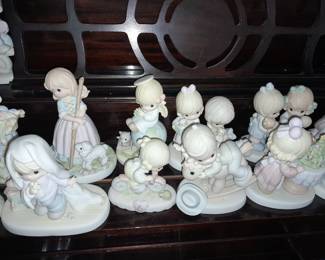 HUNDREDS Of Precious Moments Figurines