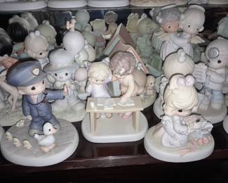 HUNDREDS Of Precious Moments Figurines