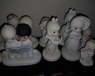 HUNDREDS Of Precious Moments Figurines