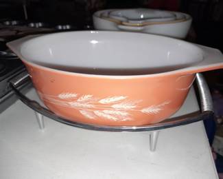 Pyrex Handled Bowl W/ Metal Holder