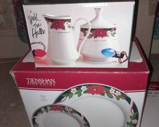 Christmas Tienshan China "Deck The Halls" 16 Piece Dinnerware Set