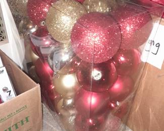 Chrstma Ornament Balls