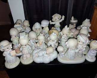 HUNDREDS Of Precious Moments Figurines